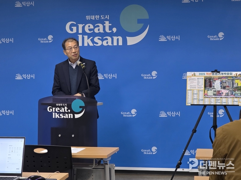 권혁 익산시 바이오농정국장이 29일 익산시청 기자실에서 농촌관광 활성화 추진성과와 향후 계획에 대해 브리핑하고 있다.