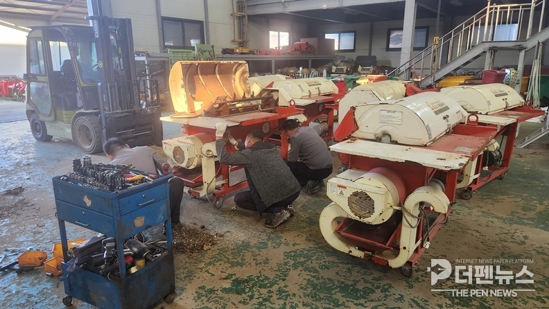 김제시 농기계임대사업소 직원들이 수확기 농업인들의 영농 지원을 위해 임대 농기계를 점검하고 있다.