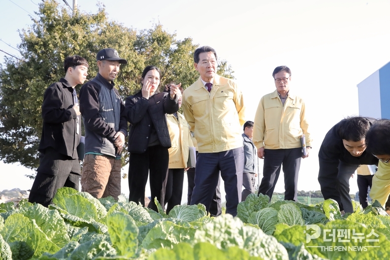 “권익현 부안군수가 가을배추와 가을무 재배 농가를 방문해 병해충 피해 상황을 점검하고 농가 관계자와 의견을 나누고 있다.”