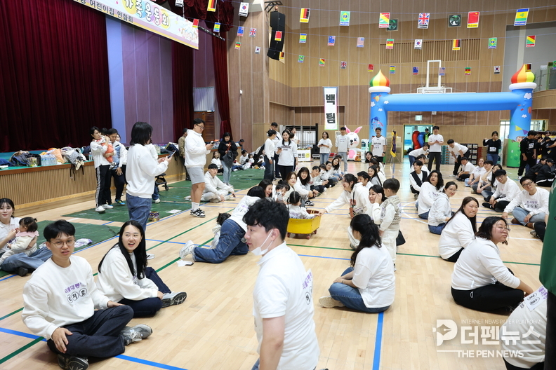 “완주군 가정어린이집 가족운동회에서 부모와 아이가 함께 뛰며 화합과 웃음을 나누고 있다.”