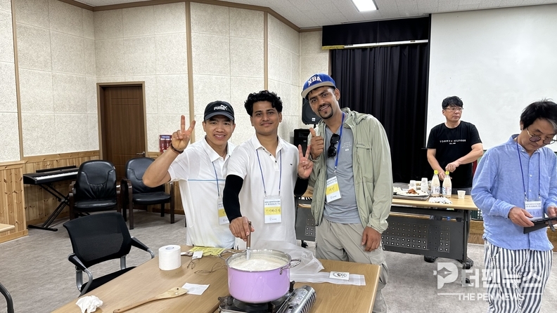 “완주외국인지원센터에서 외국인 근로자가 한국어 수업에 참여하며 현장 적응을 돕고 있다.”