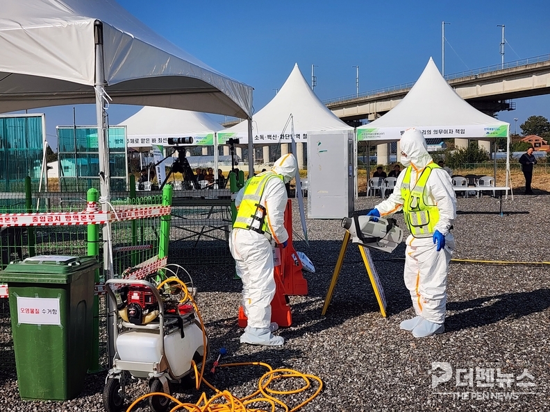 “군산시농업기술센터에서 열린 아프리카돼지열병 가상방역훈련에서 관계기관 관계자들이 초동 대응과 살처분 절차를 점검하고 있다”<br>