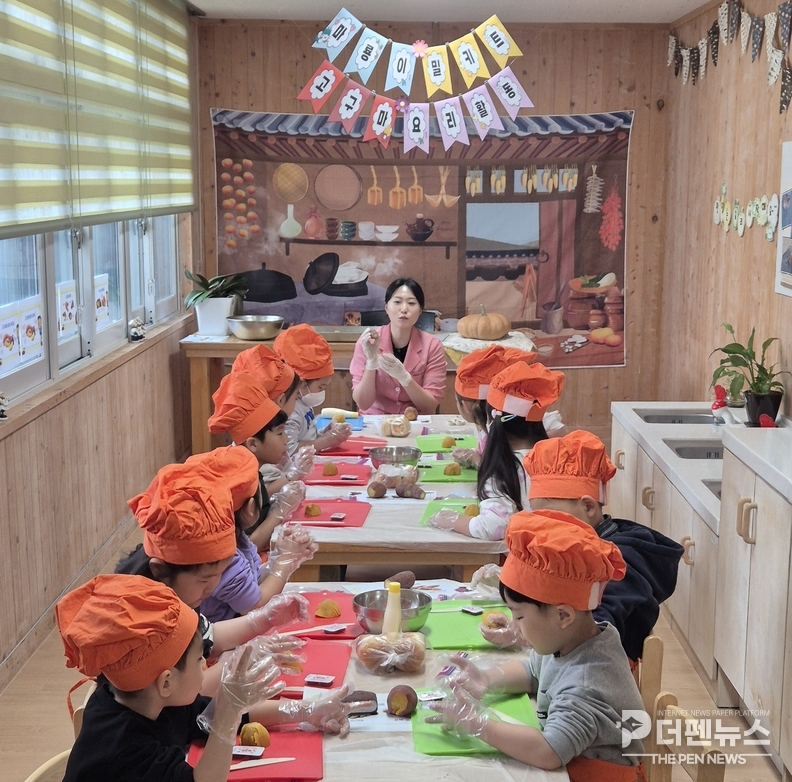 익산시 유아들이 ‘마룡이 로컬푸드 꾸러미’를 활용해 고구마 샌드위치를 만들며 지역 먹거리를 체험하고 있다. ⓒ익산시