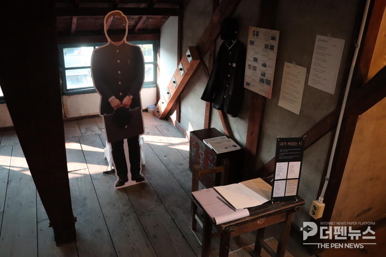 익산시민역사기록관 지붕층 ‘동주의 방’ 특별 전시에서 관람객이 윤동주 시인의 시를 읽고 필사하며 체험하고 있다. ⓒ익산시