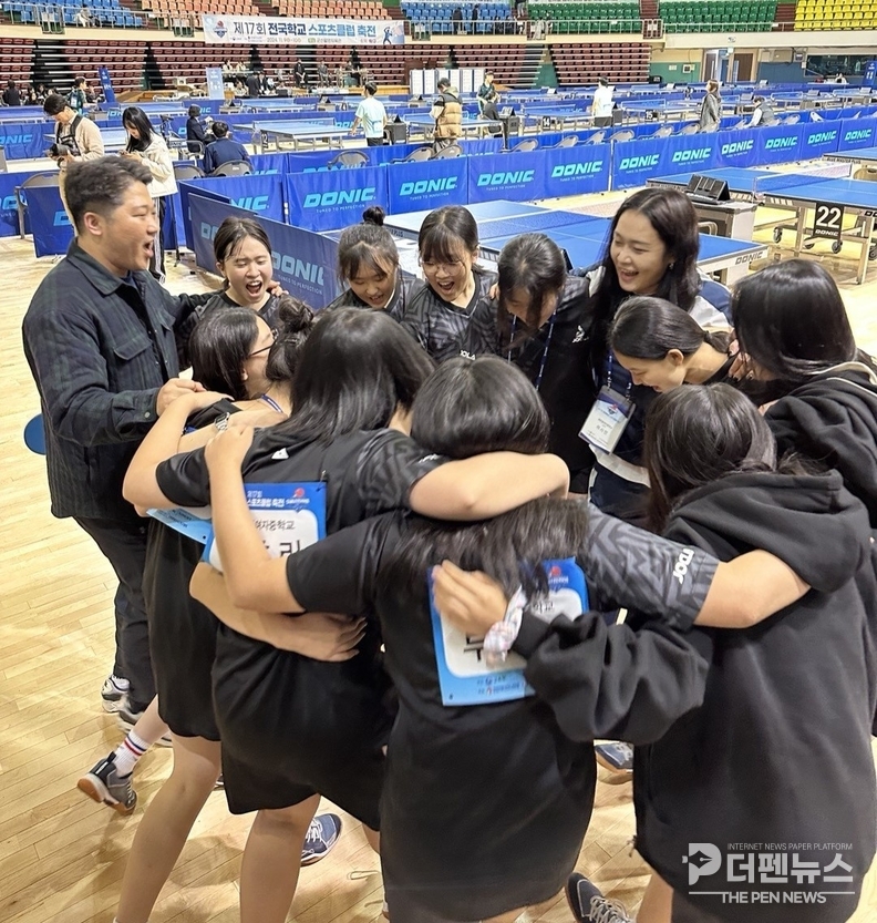 <strong>“학생 선수들이 탁구 경기에 집중하는 모습”</strong>: 익산에서 열린 대회 현장, 참가 학생과 지도자가 경기에 집중하고 있다.