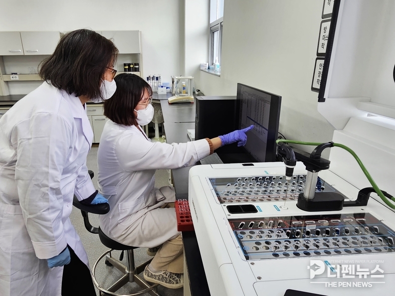 <strong>“농업기술센터에서 진행되는 토양 분석”</strong>: pH, 유기물, 유효인산 등 9개 항목을 정밀 분석하는 모습.