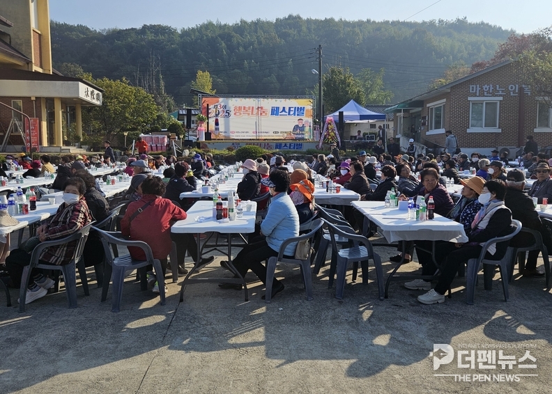 익산시 여산면 마한노인복지센터가 주최한 ‘제3회 행복나눔 페스티벌’에서 어르신들과 봉사자들이 함께 즐거운 시간을 보내고 있다.