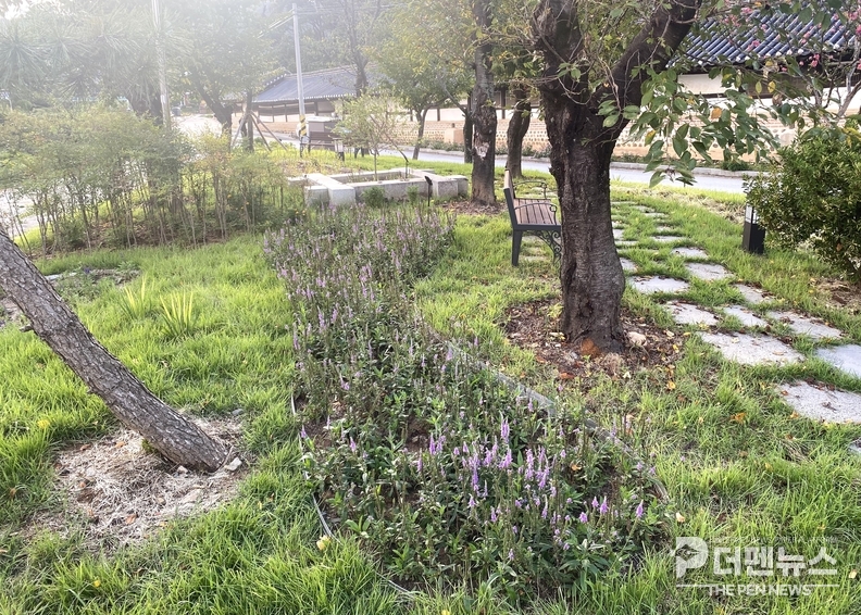 <strong>“시민이 함께 가꾼 녹색정원, 익산을 물들이다”</strong><br>
익산시가 11월 2일 ‘우리동네 어울림정원 만들기’ 시상식을 열고 우수정원과 유지관리정원을 선정, 시민참여형 녹색정원도시 비전을 밝혔다.