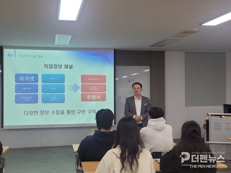 김재천 완주군의회 부의장이 30일 대림씨엔씨㈜ 기업탐방 현장에서 ‘완주취업반’ 참여 청년들을 대상으로 진로·취업 특강을 진행하고 있다.