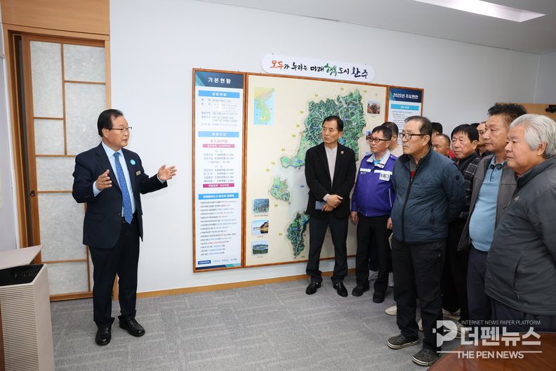 유희태 완주군수가 30일 완주군청 전략회의실에서 개인택시 운수종사자들과 간담회를 갖고 의견을 나누고 있다.