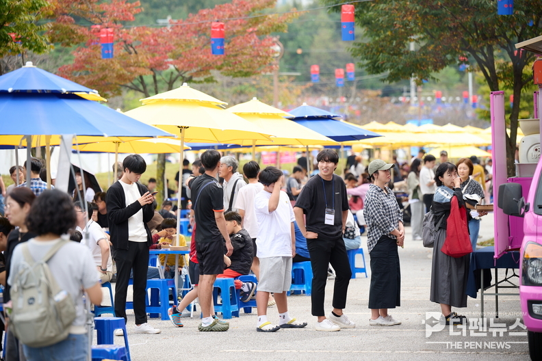 “2025 남원국제드론제전 푸드트럭존 전경. 시민들이 다양한 먹거리를 즐기며 축제의 분위기를 만끽하고 있다.”