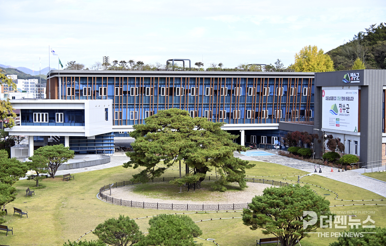 장수군이 영농폐기물 집중 수거기간을 맞아 농촌 현장에서 발생한 부직포와 반사필름 등 폐기물을 수거하고 있다.